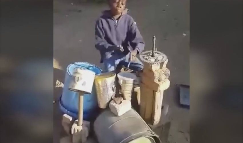 黑人小孩是很會打鼓的！！貧窮也無法摧毀他的創造力