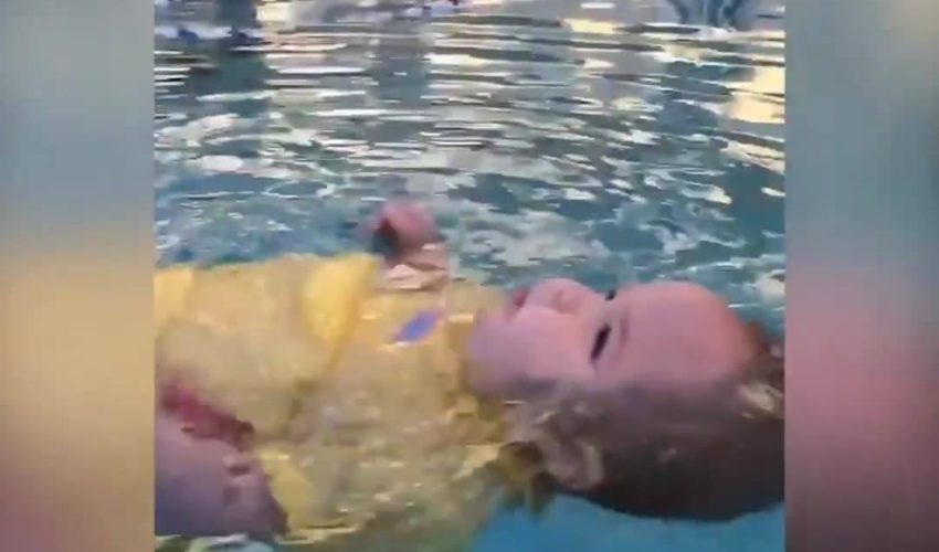 國外厲害的嬰兒游泳教學 讓小嬰兒不再怕水