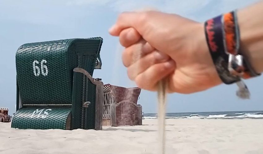 在沙灘神好用坐墊 沙直接穿過了