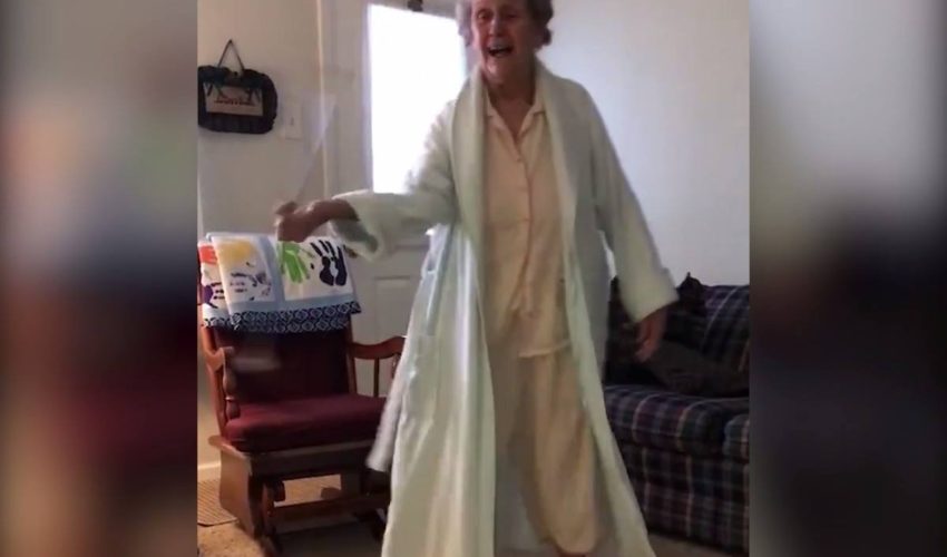 87歲的奶奶 耍起鼓棒把我們還棒