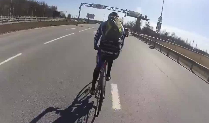 腳踏車騎士 被油罐車搞砸了