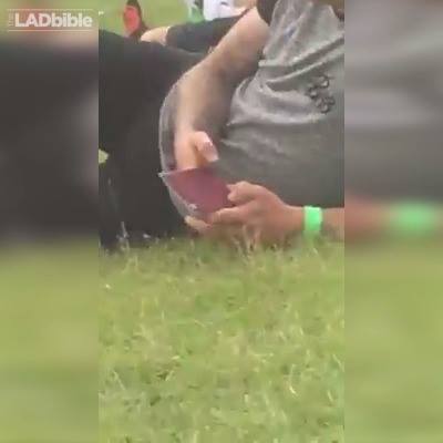這位先生以為自己的護照是觸控手機？