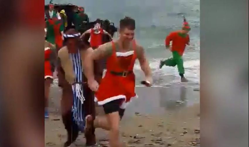 聖誕老人和耶穌海軍陸戰隊員出現在海灘上