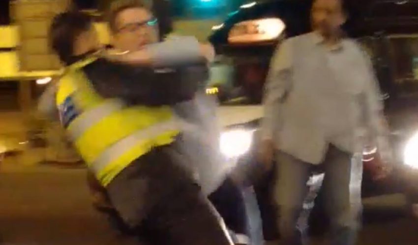 摔了警察就跑走…