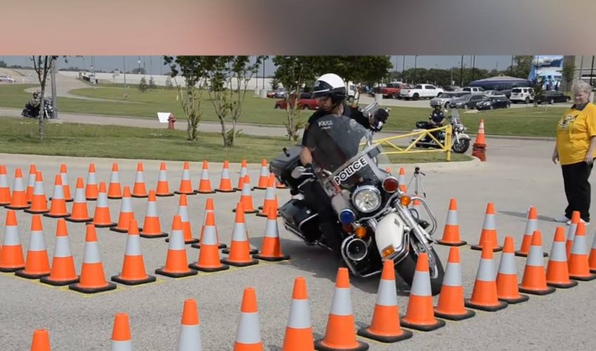 國外警察的摩托車考場 認真很帥