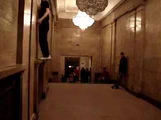 專業提醒：走路的時候記得看牆壁