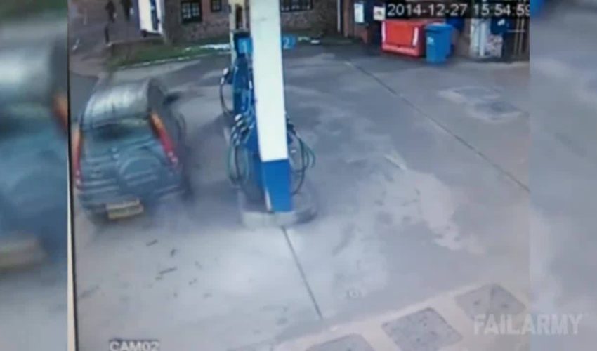 國外大媽 尋找汽車加油孔 大作戰