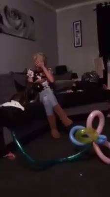球擊中女孩與球