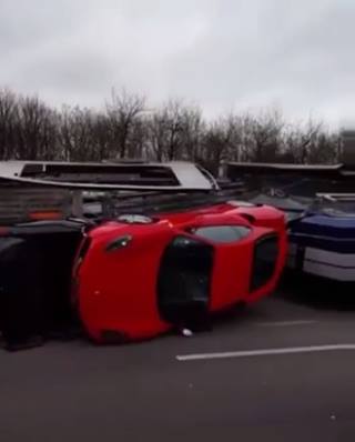 男人提示充分的超級汽車卡車