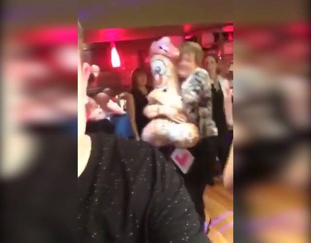 擁抱陰莖的女人在舞池