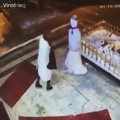 崩潰雪人的婦女CCTV
