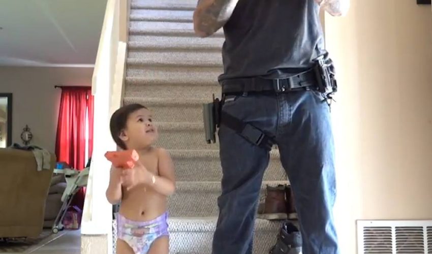 爸爸和兒子射擊練習