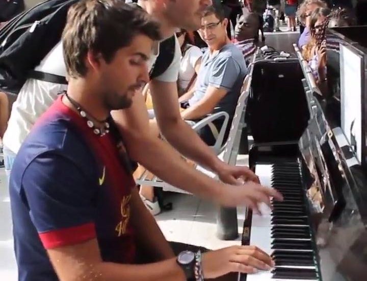 Amazing Piano Duet Between Strangers