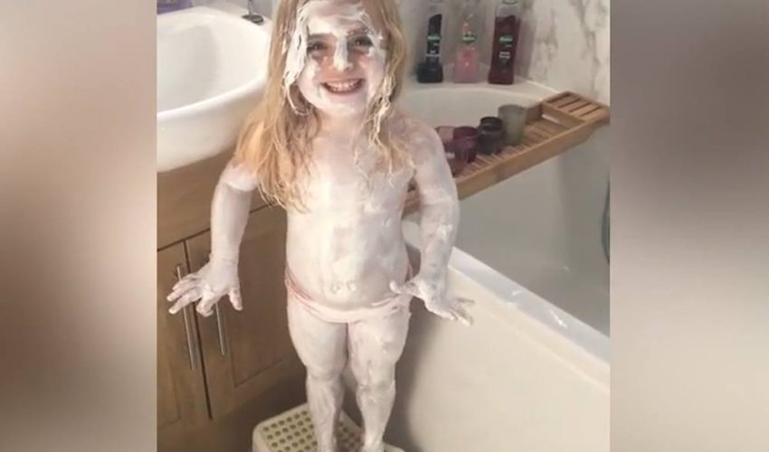 女孩覆蓋她與Sudocrem