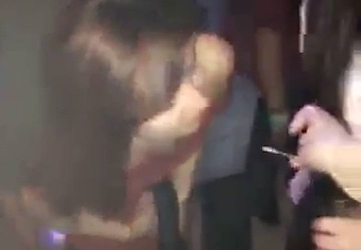 女孩抓住厚臉皮的啜飲某人的飲料