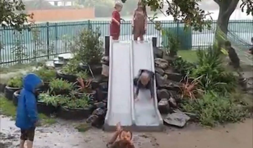 孩子們玩雨和泥