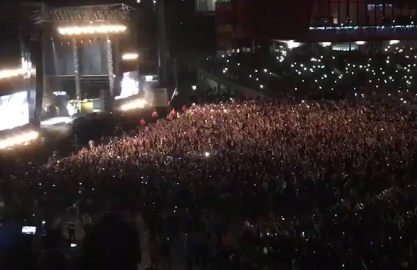 50,000 People Singing Don't Look Back In Anger In Manchester