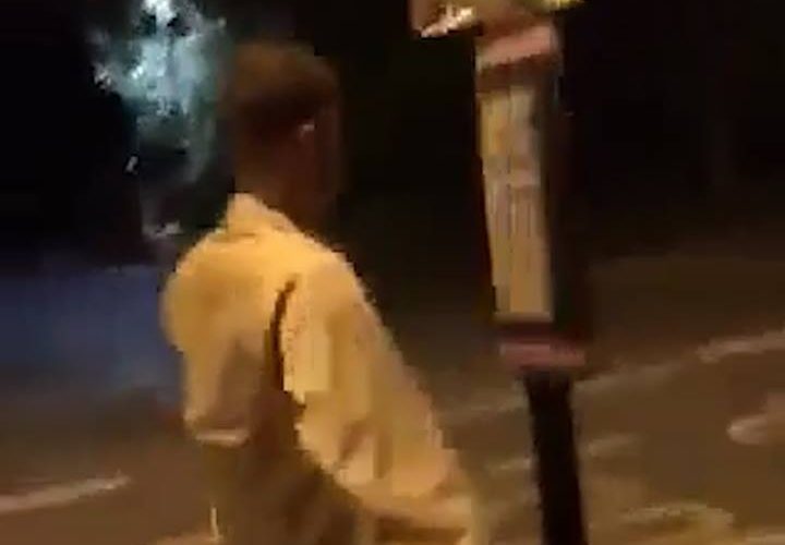 這個小伙子是堅實的