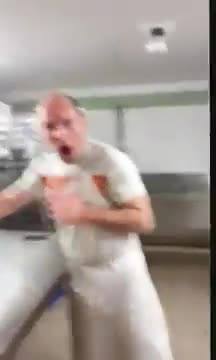 Guy害怕同事。每次都有同樣的反應！