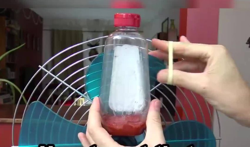 如何從瓶中取出醬汁的最後一點