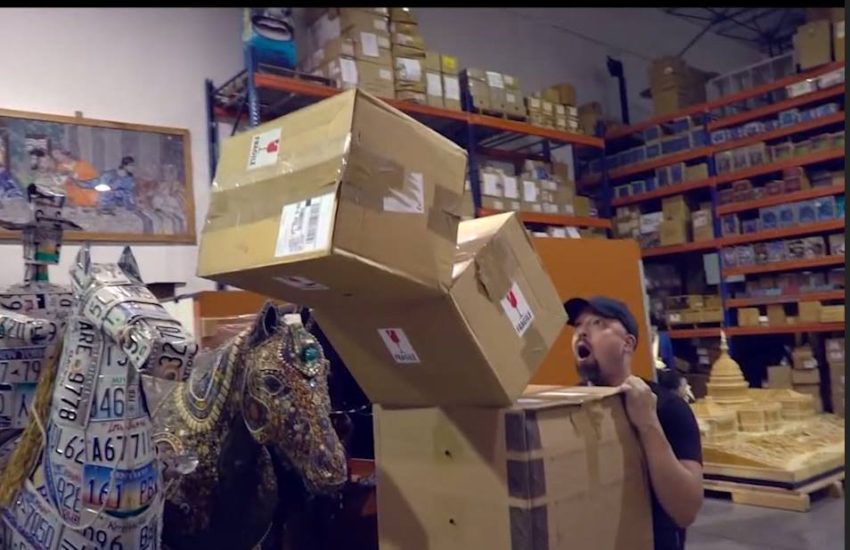 Huge mannequin challenge in Ripley's