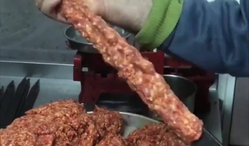 巨大的多汁烤肉串棒！