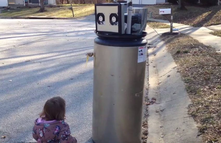 "I love you robot". This little girl is so adorable! <3 ? via - JukinMedia