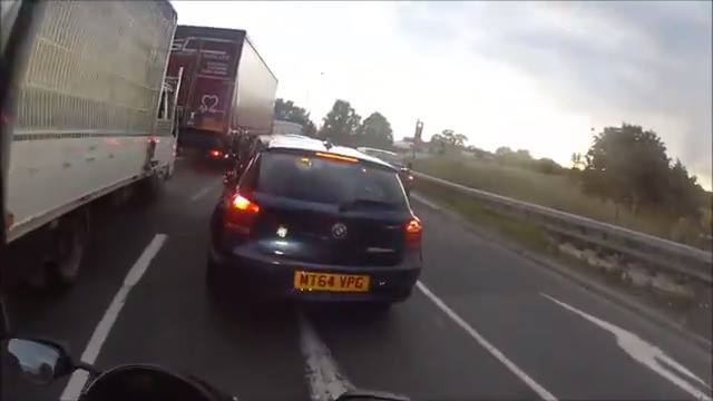 這位司機試圖出現一個騎車人，並立即結束了後悔……Via：ViralHog