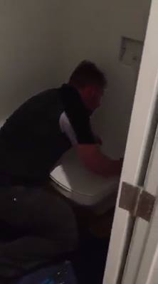 學徒認為他已經安裝了他的第一個廁所。你打算怎麼關上那門，伙計？