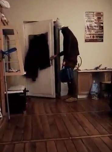 時裝模特從艱苦的一天在工作中獲得