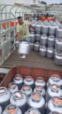 如何將桶扔進一輛貨車