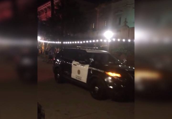 玩神奇寶貝主題曲的警車