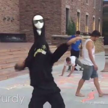 時裝模特男孩得到了動作