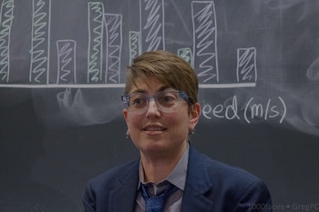 學校為男孩的鞋子籌集資金