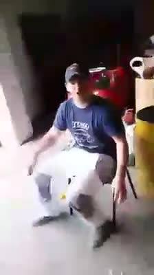 不要惹一個小伙子的食物…