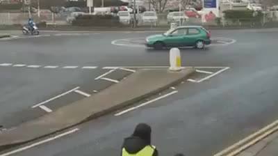 其中一個最有趣的司機在相機上…感謝：Idiot英國司機暴露