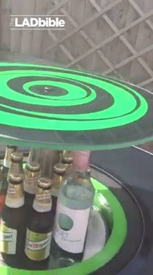 小伙子有驚人的秘密啤酒存儲在庭院裡