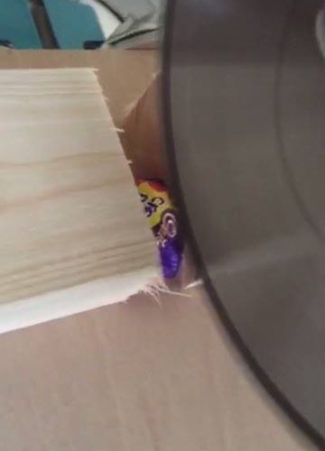 傢伙把奶油蛋放入眼睛
