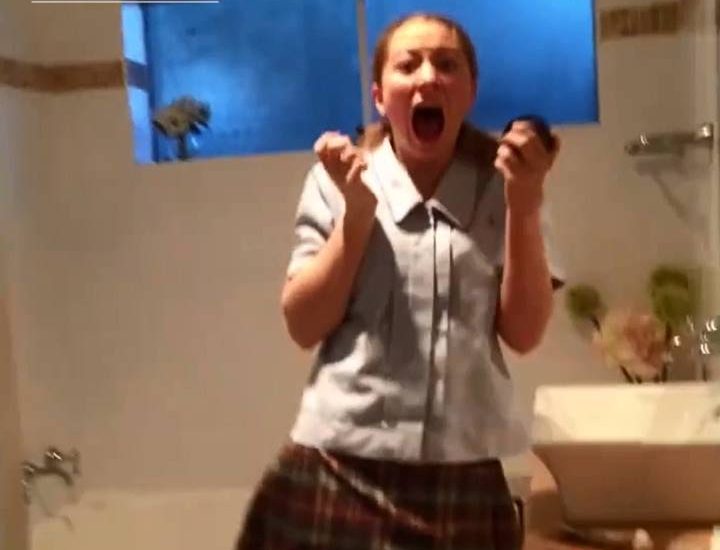 Lad Scares Sister And Films Reaction Every Time