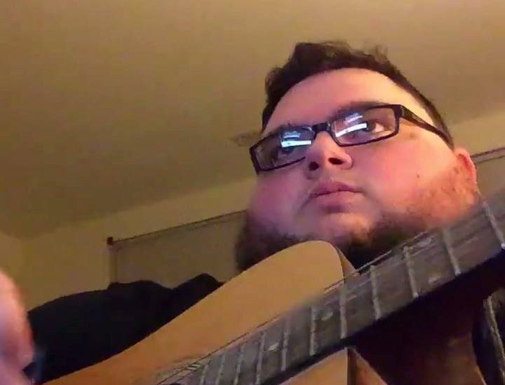 Guy Covers 'Wonderwall' With A Twist
