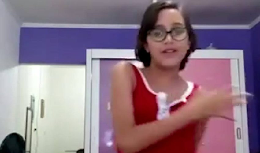 媽媽在青少年女兒後面跳舞