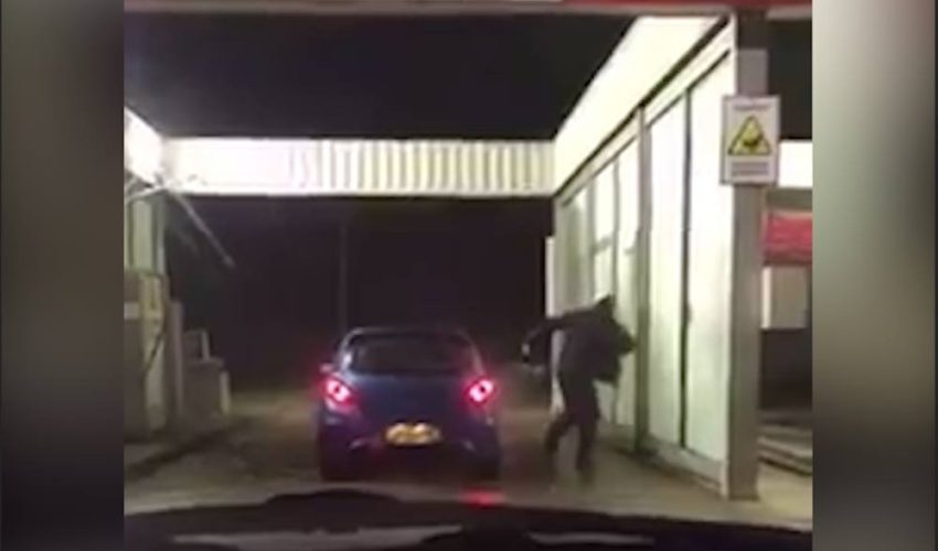 小偷滑倒時洗車