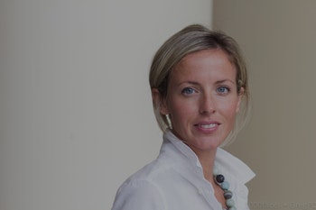 女孩在籃球比賽中失敗慘敗